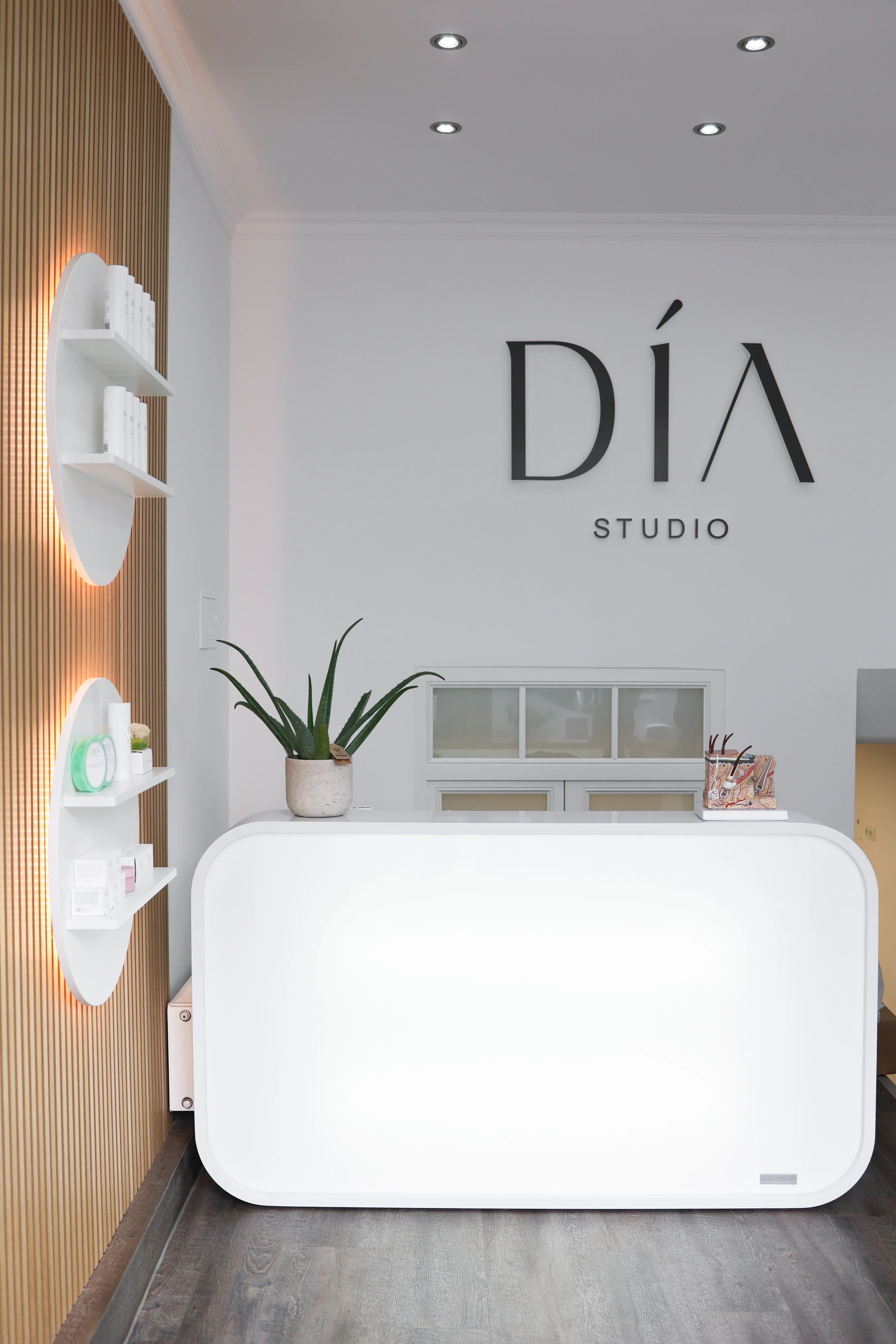 Beautystudio mit Logo Produkten und einer Theke